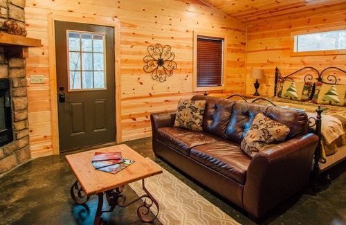 Hochatown Cabina | Down Time Studio Cabin With Private Hot Tub and BBQ by Redawning