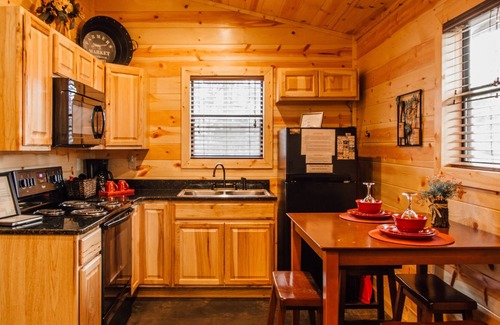 Hochatown Cabina | Down Time Studio Cabin With Private Hot Tub and BBQ by Redawning
