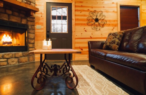Hochatown Cabina | Down Time Studio Cabin With Private Hot Tub and BBQ by Redawning