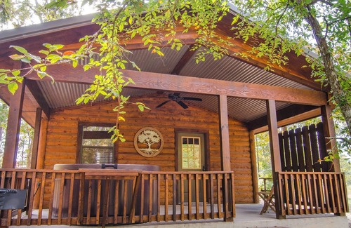 Hochatown Cabina | Down Time Studio Cabin With Private Hot Tub and BBQ by Redawning