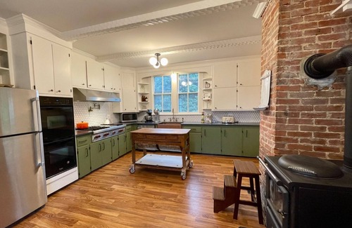 Farnham Casa | Downings Farmhouse - a Historic 6 Bedroom Home on 3 Acres of Yard and Forest