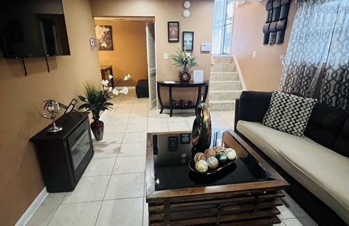 Detroit Casa | Downriver home that sleeps 12