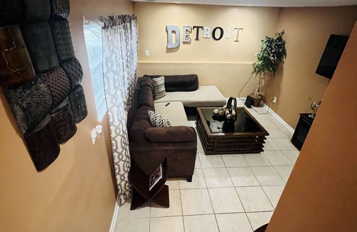 Detroit Casa | Downriver home that sleeps 12