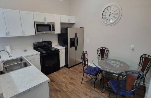 New Pathways Casa | Downton Memphis 5 min walk to Fedex Forum and Beale St. - Completely renovated.