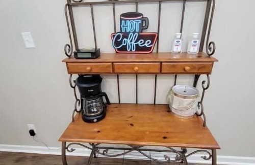 New Pathways Casa | Downton Memphis 5 min walk to Fedex Forum and Beale St. - Completely renovated.