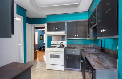 Spartanburg Casa | Downtown 1930's shingle home with color.