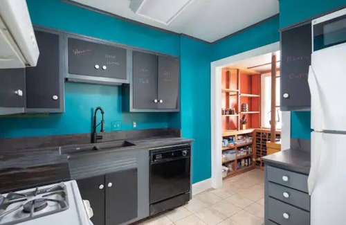 Spartanburg Casa | Downtown 1930's shingle home with color.