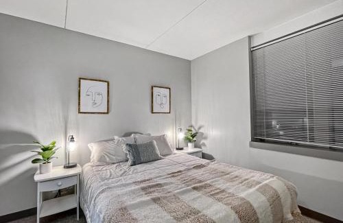Downtown Des Moines Apartamento | Downtown 1br Gem Steps Away From Wells Fargo