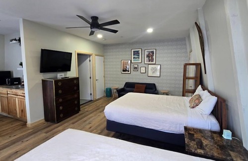 Mammoth Lakes Cama Y Desayuno | Downtown 2 Queen Suite, Free Breakfast!