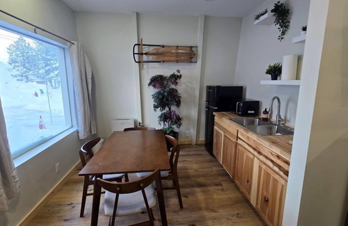 Mammoth Lakes Cama Y Desayuno | Downtown 2 Queen Suite, Free Breakfast!