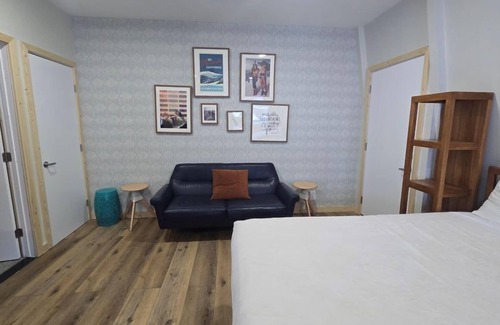 Mammoth Lakes Cama Y Desayuno | Downtown 2 Queen Suite, Free Breakfast!