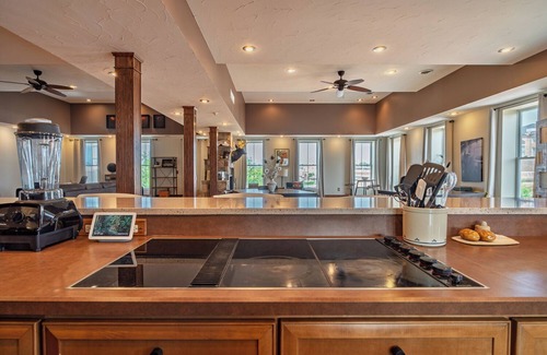 Norwalk Apartamento | Downtown 2 Story Loft w/6bdrms-walk to everything!