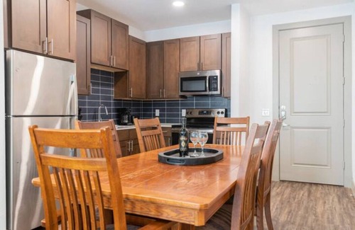 Central East Austin Apartamento | Downtown 2BDRM 2BATH Sleeps 6 Free Parking & Pool