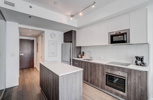Byward Market - Parliament Hill Apartamento | Downtown 2BR Gem with Balcony and Skyline Views