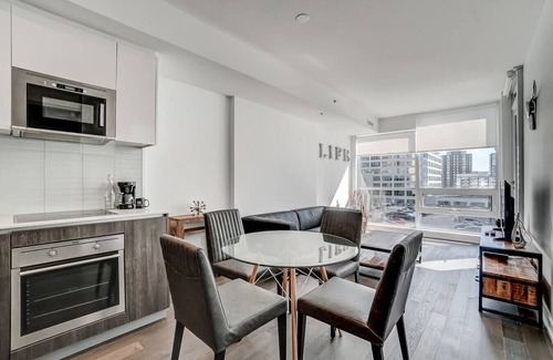 Byward Market - Parliament Hill Apartamento | Downtown 2BR Gem with Balcony and Skyline Views