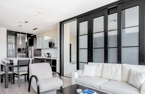 City West Apartamento | Downtown 2BR w/ Pool, Gym & W/D nr Convention Center, by Blueground