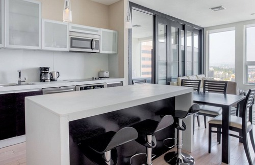 City West Apartamento | Downtown 2BR w/ Pool, Gym & W/D nr Convention Center, by Blueground