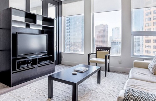 City West Apartamento | Downtown 2BR w/ Pool, Gym & W/D nr Convention Center, by Blueground