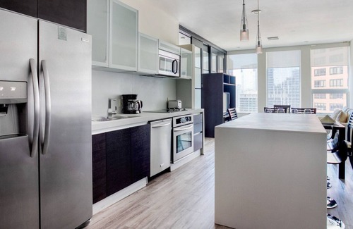City West Apartamento | Downtown 2BR w/ Pool, Gym & W/D nr Convention Center, by Blueground