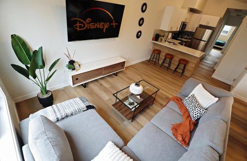 North Central Edmonton Casa | Downtown 3 Queen Beds,Double Garage,Disney+