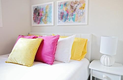 North Central Edmonton Casa | Downtown 3 Queen Beds,Double Garage,Disney+