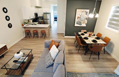 North Central Edmonton Casa | Downtown 3 Queen Beds,Double Garage,Disney+