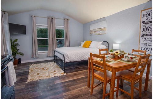 Nevada Street Apartamento | Downtown Accessible New 1BR1BA Cozy Studio