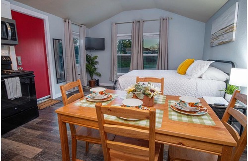 Nevada Street Apartamento | Downtown Accessible New 1BR1BA Cozy Studio