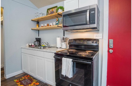 Nevada Street Apartamento | Downtown Accessible New 1BR1BA Cozy Studio