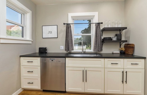 Rose Park Casa | Downtown at Myrtles - 2 Bedroom, 1 Bath Close to all of Missoula's Favorites