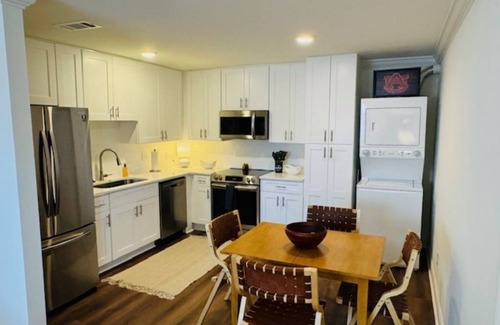 Auburn Condominio | Downtown Auburn Retreat- Walking distance to Stadium, Toomer's & More!