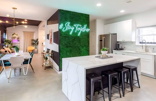 Govalle Casa | Downtown Austin Oasis w Pool & Hot Tub—Sleeps 16