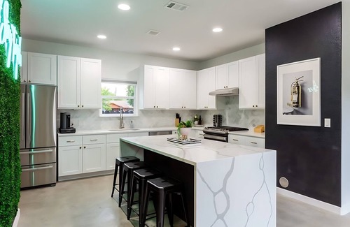 Govalle Casa | Downtown Austin Oasis w Pool & Hot Tub—Sleeps 16