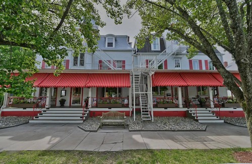 Milford Casa | Downtown Basecamp: Enjoy Nature, History & Our Free Breakfast