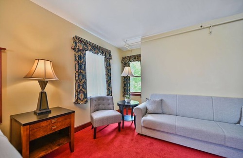 Milford Casa | Downtown Basecamp: Enjoy Nature, History & Our Free Breakfast