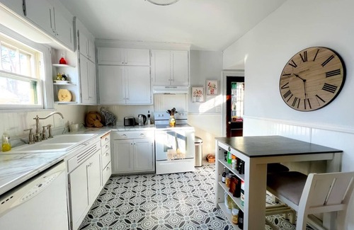 La Crosse Casa | Downtown Boho Home w/Office, Yoga Studio,King Bed