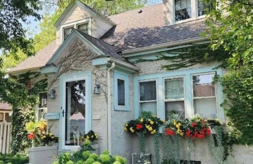 La Crosse Casa | Downtown Boho Home w/Office, Yoga Studio,King Bed