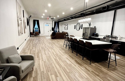Jacksboro Apartamento | “Downtown Boro Loft” Charming 1600 sq foot open concept Downtown Jacksboro