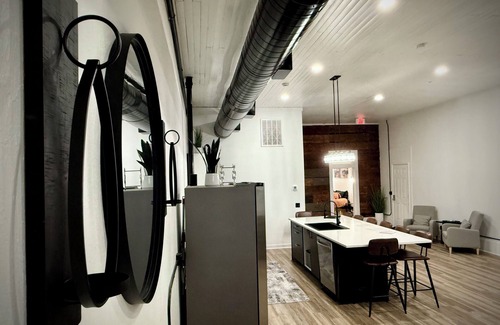 Jacksboro Apartamento | “Downtown Boro Loft” Charming 1600 sq foot open concept Downtown Jacksboro