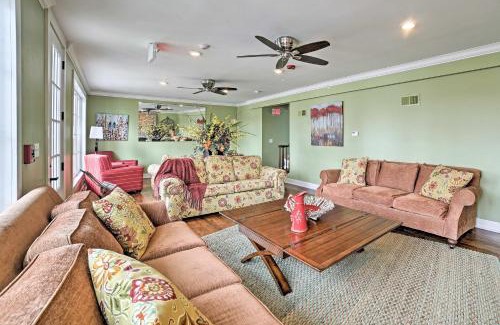 Downtown Branson Casa | Downtown Branson Home with Pool Near The Landing!