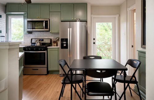 Bryan Casa | Downtown Bryan Treehouse: Hot Tub and Peaceful Escape