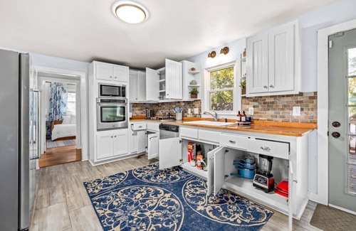 Buford Cabaña | Downtown Buford: Enjoy Train, Walk to Eats & Shops