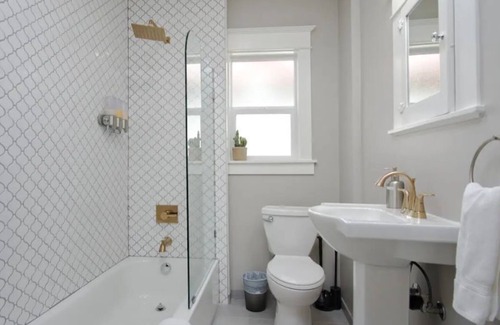 King Casa | Downtown Bungalow Getaway, Ideal for Long Stays!