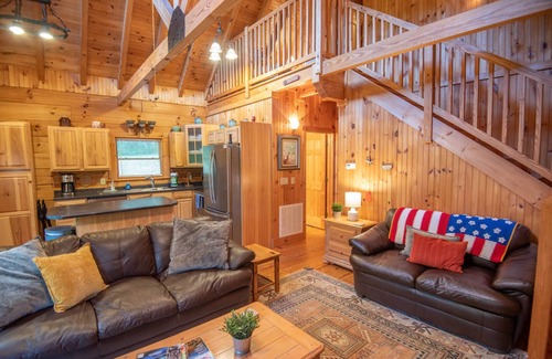West Jefferson Cabina | Downtown Cabin - West Jefferson + Hot Tub + Minutes to Downtown Breweries, Shops, and More!