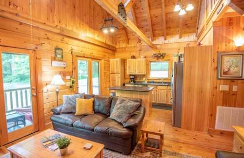 West Jefferson Cabina | Downtown Cabin - West Jefferson + Hot Tub + Minutes to Downtown Breweries, Shops, and More!