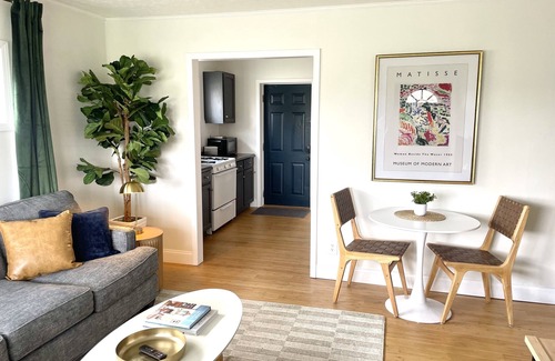 Carbondale Condominio | Downtown Carbondale. Cozy and Cheery Abode -- NEW--