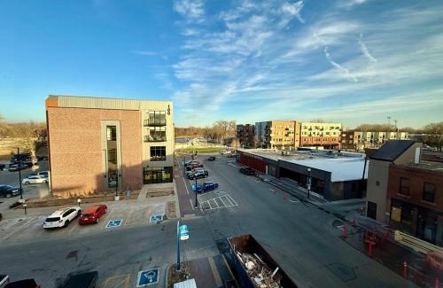 Cedar Falls Community Main Street Apartamento | Downtown CF Retreat, King Beds, Brewery Below!