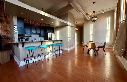 Cedar Falls Community Main Street Apartamento | Downtown CF Retreat, King Beds, Brewery Below!