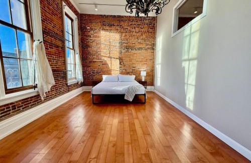 Cedar Falls Community Main Street Apartamento | Downtown CF Retreat, King Beds, Brewery Below!