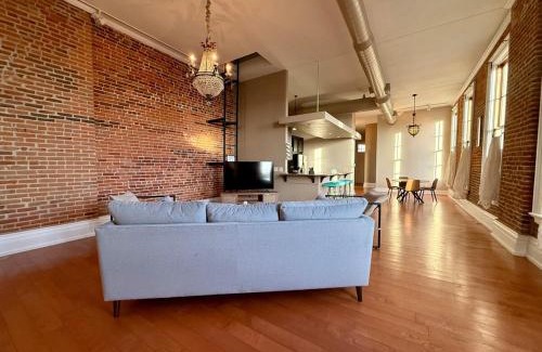 Cedar Falls Community Main Street Apartamento | Downtown CF Retreat, King Beds, Brewery Below!